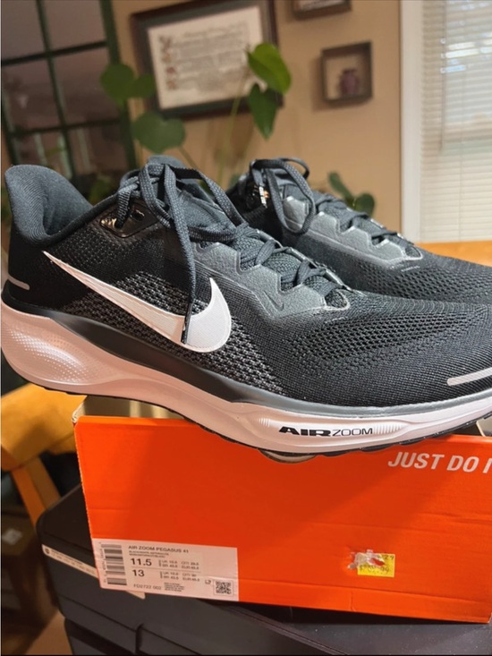 Nike Shoes - Nike Black & White Running Shoes with Air Zoom